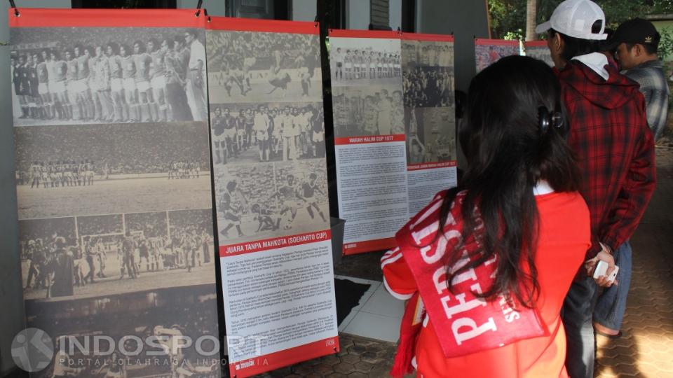 Fans Persija serius memandangi banner sejarah berdirinya Persija.